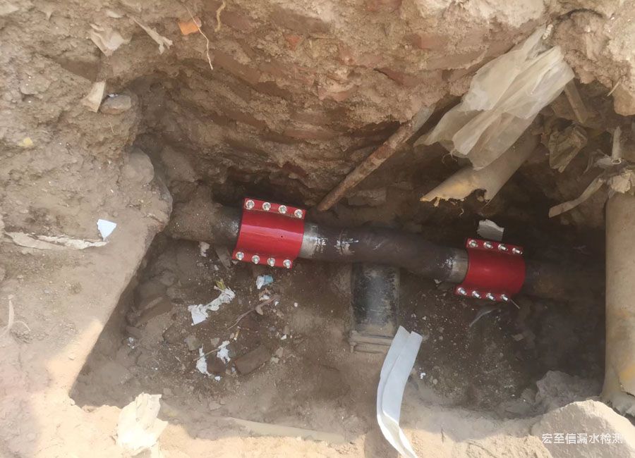 青島市南區(qū)上清路戶外管道漏水檢測維修現(xiàn)場